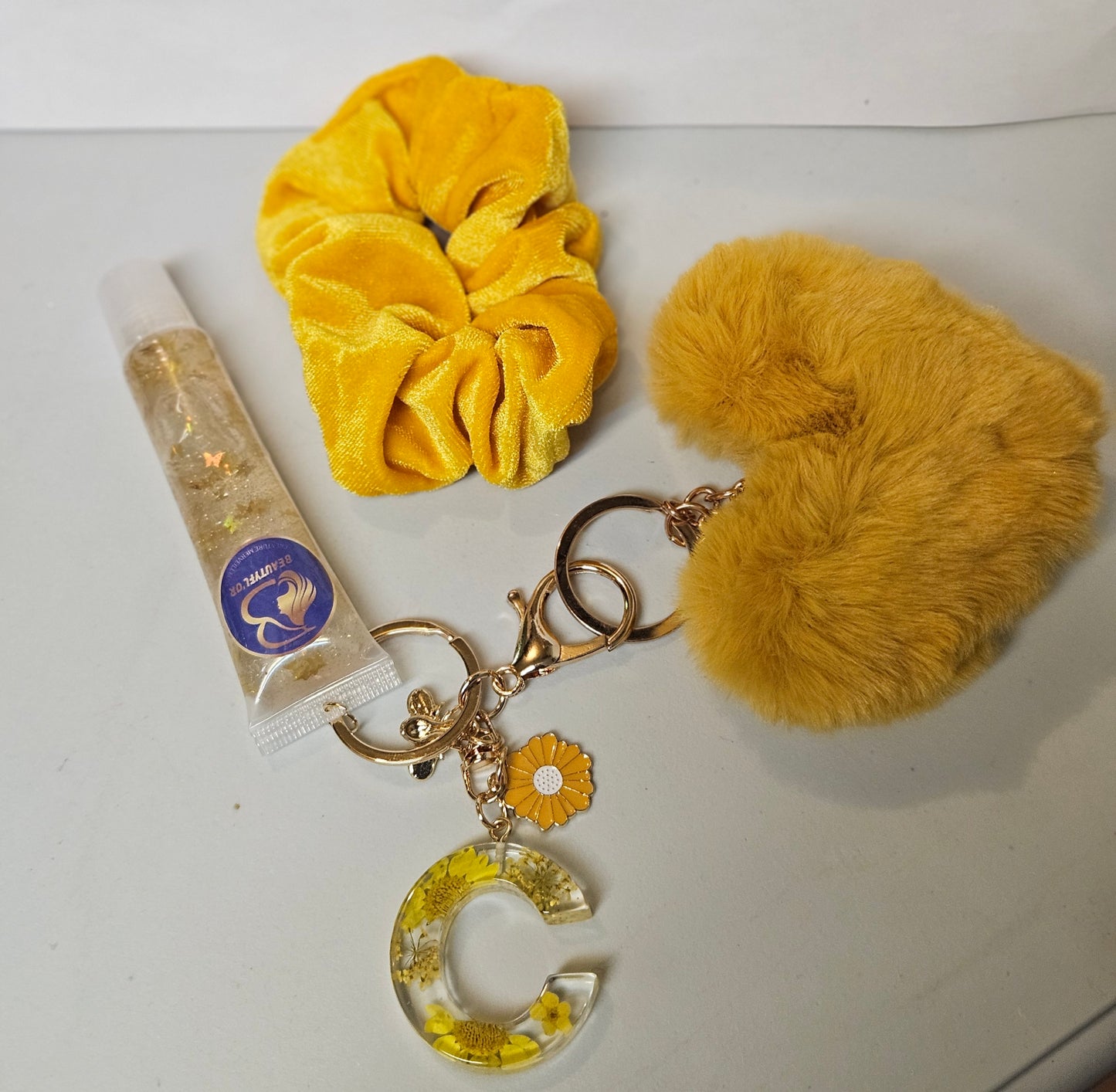 Portes clés colorées + lips gloss lettre A-Z + elastique à cheveux+ pompon doux