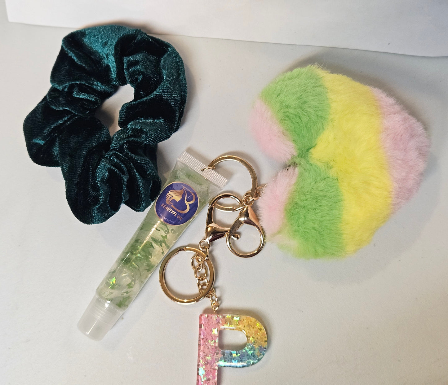 Portes clés colorées + lips gloss lettre A-Z + elastique à cheveux+ pompon doux