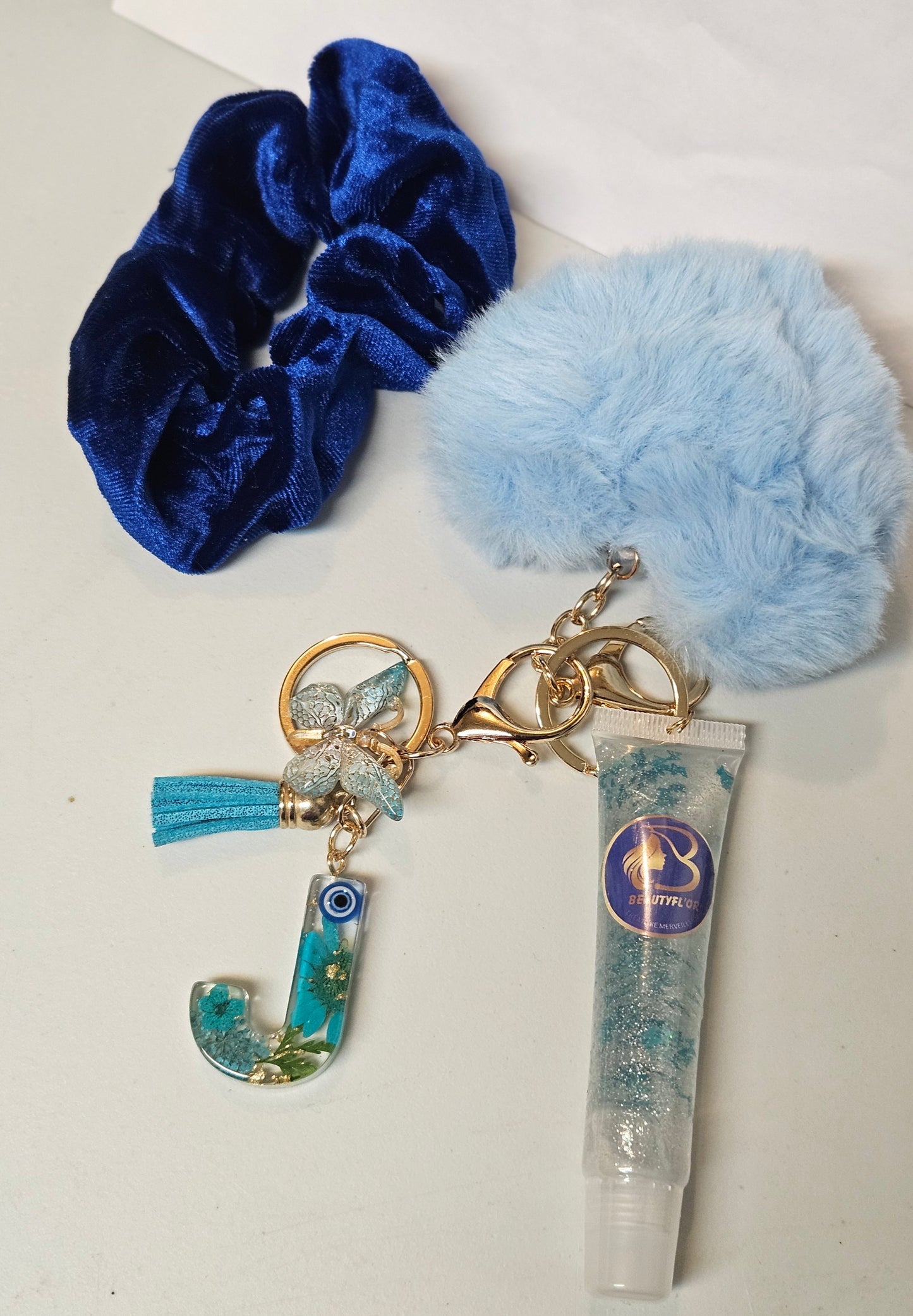 Portes clés colorées + lips gloss lettre A-Z + elastique à cheveux+ pompon doux
