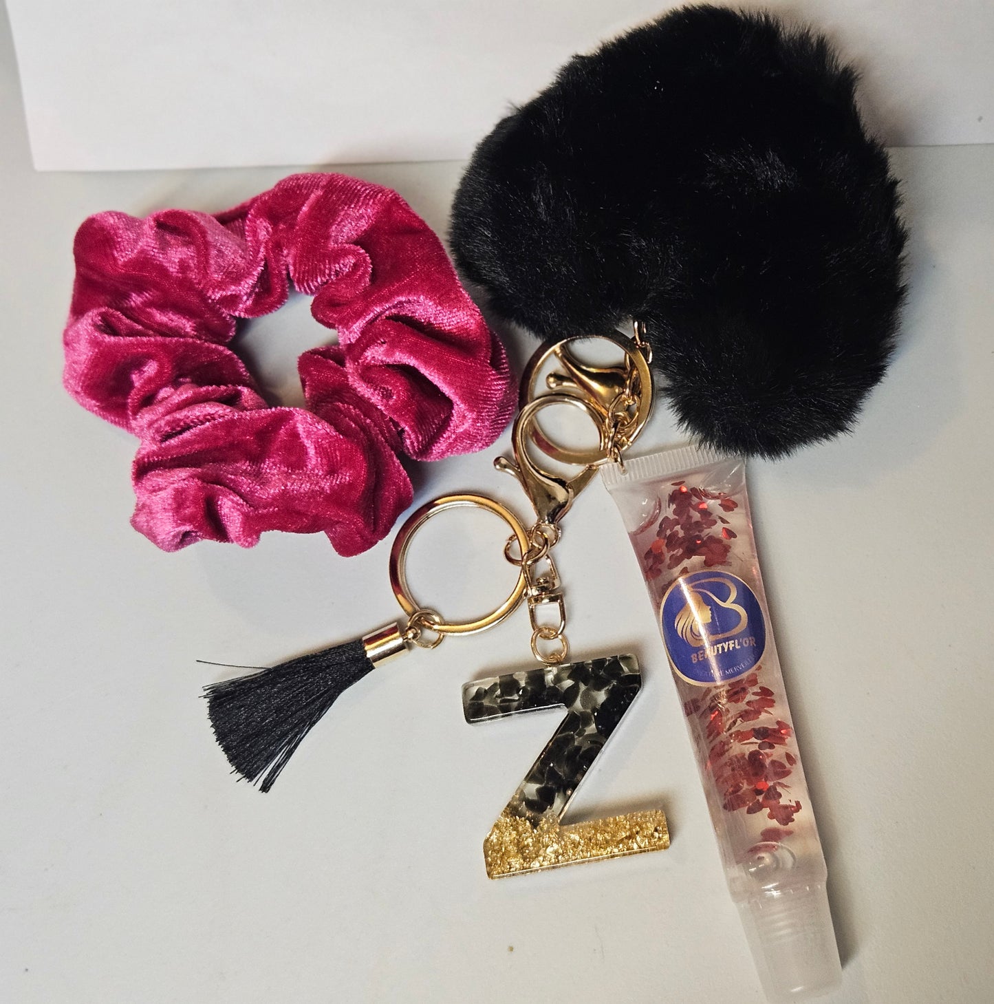 Portes clés colorées + lips gloss lettre A-Z + elastique à cheveux+ pompon doux
