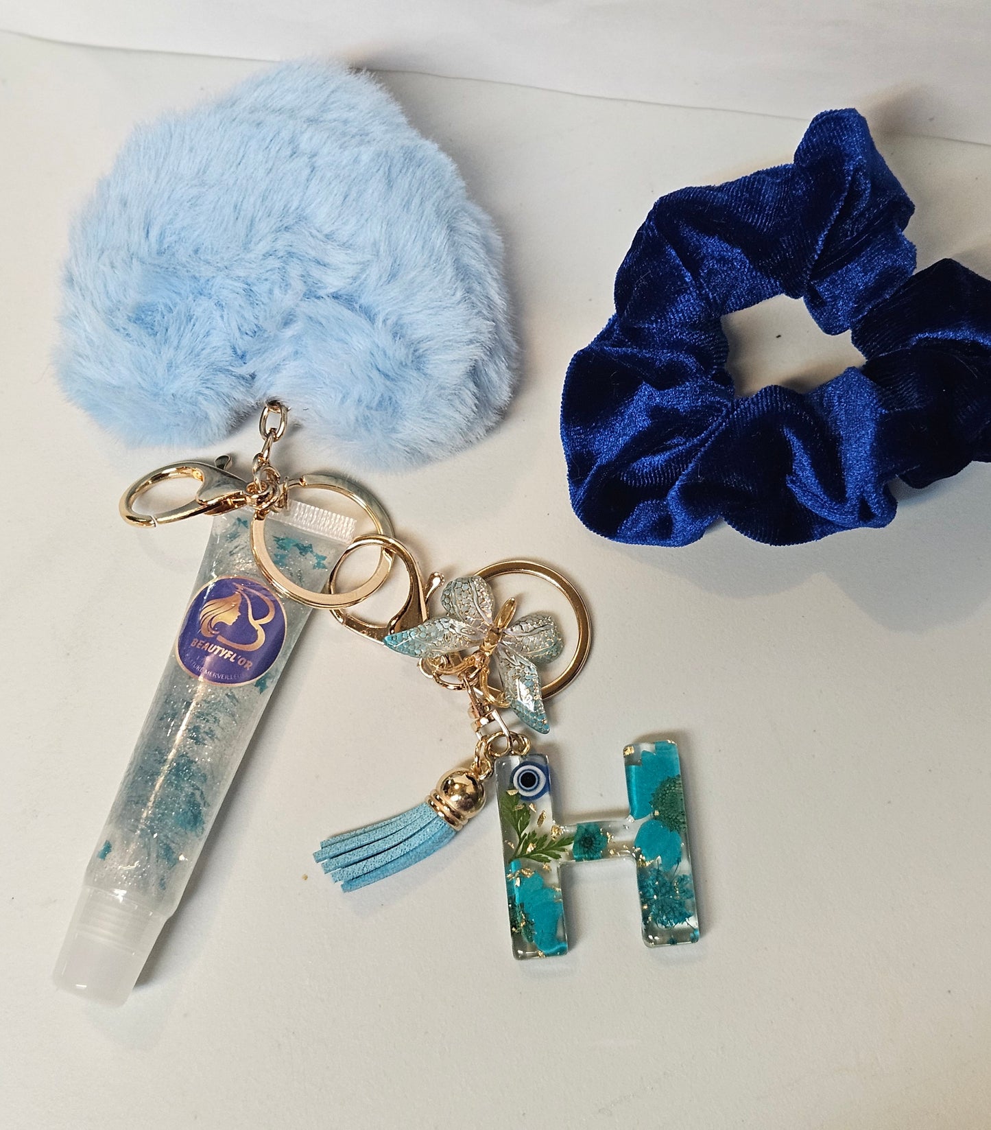 Portes clés colorées + lips gloss lettre A-Z + elastique à cheveux+ pompon doux
