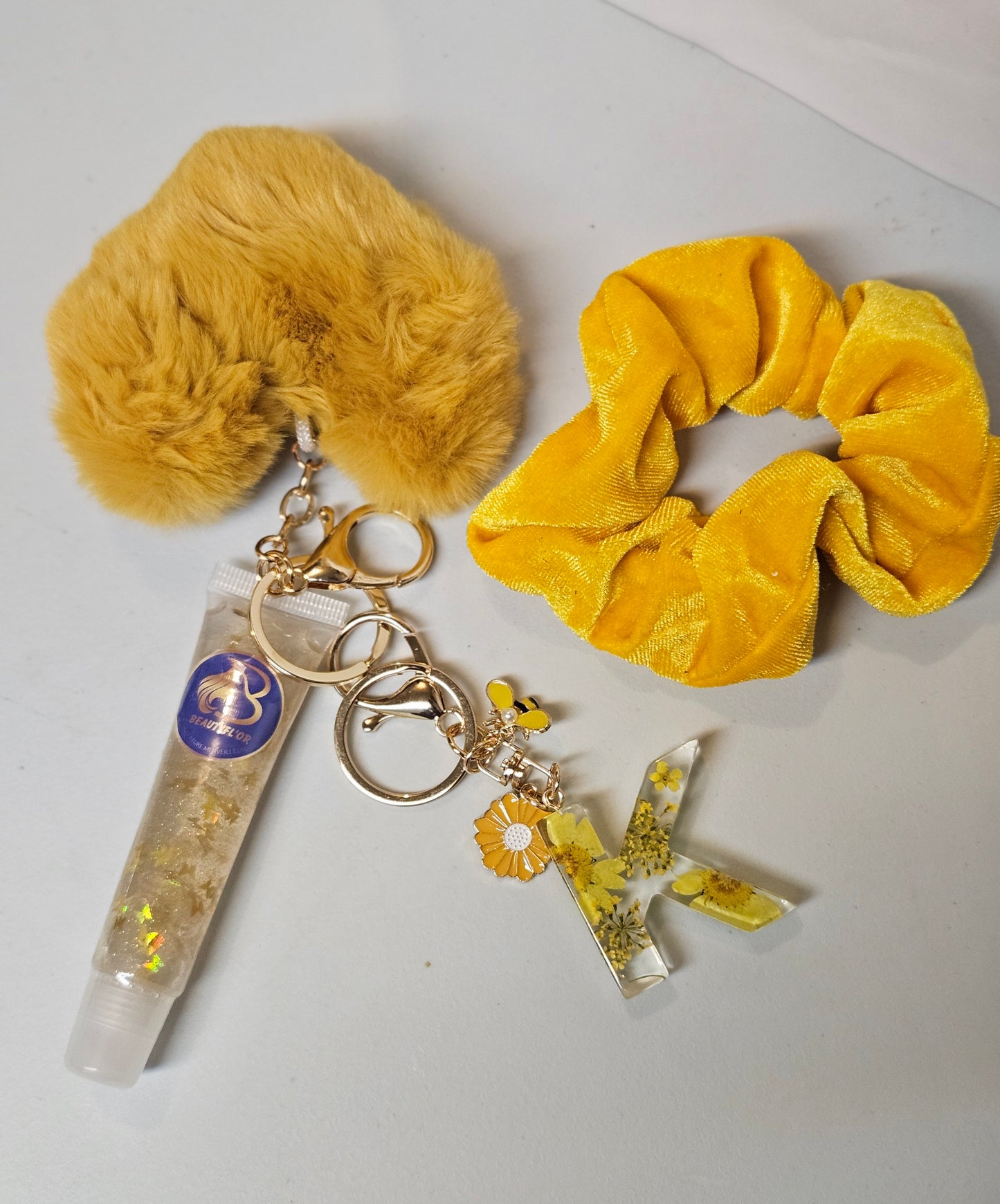 Portes clés colorées + lips gloss lettre A-Z + elastique à cheveux+ pompon doux
