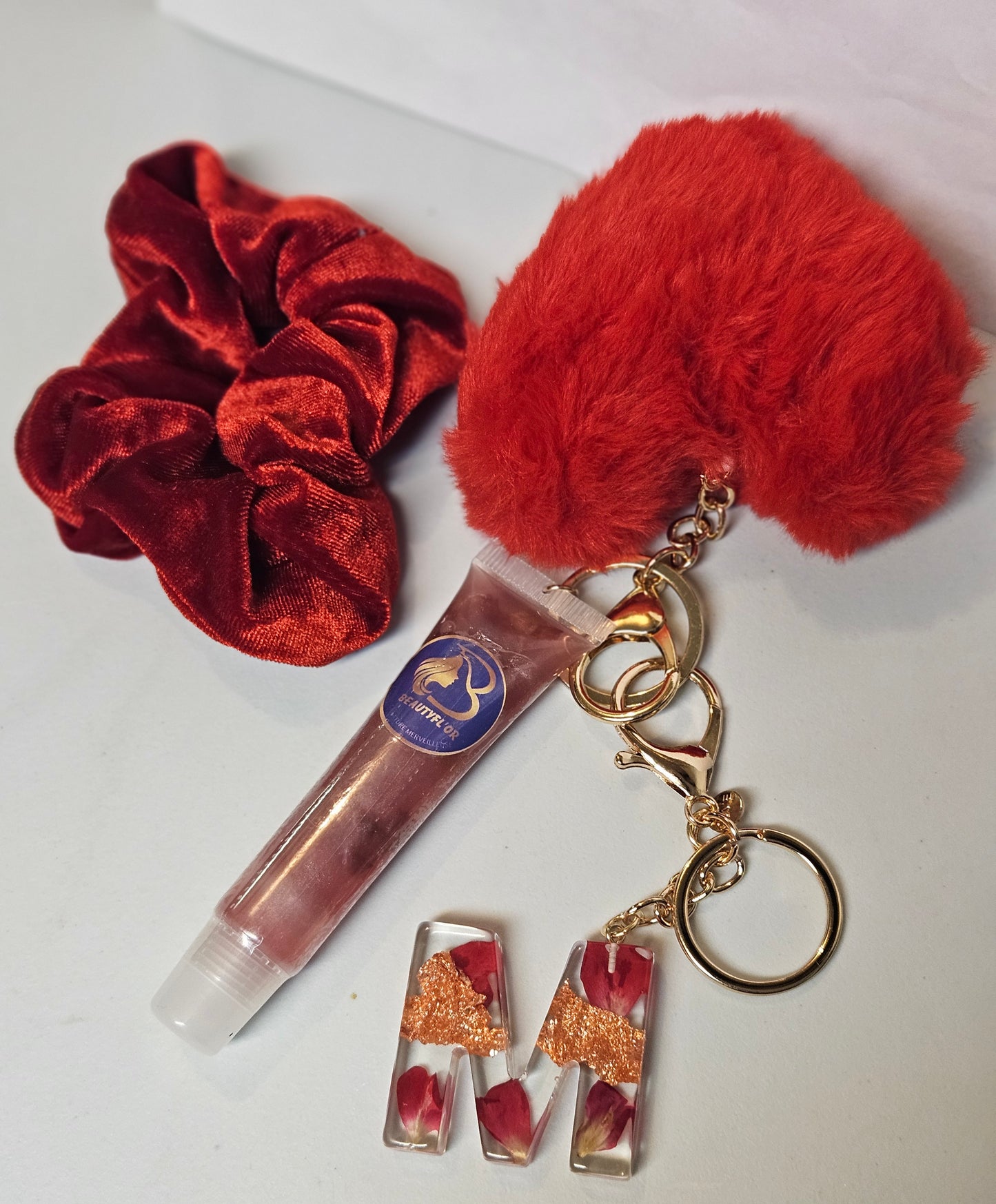 Portes clés colorées + lips gloss lettre A-Z + elastique à cheveux+ pompon doux