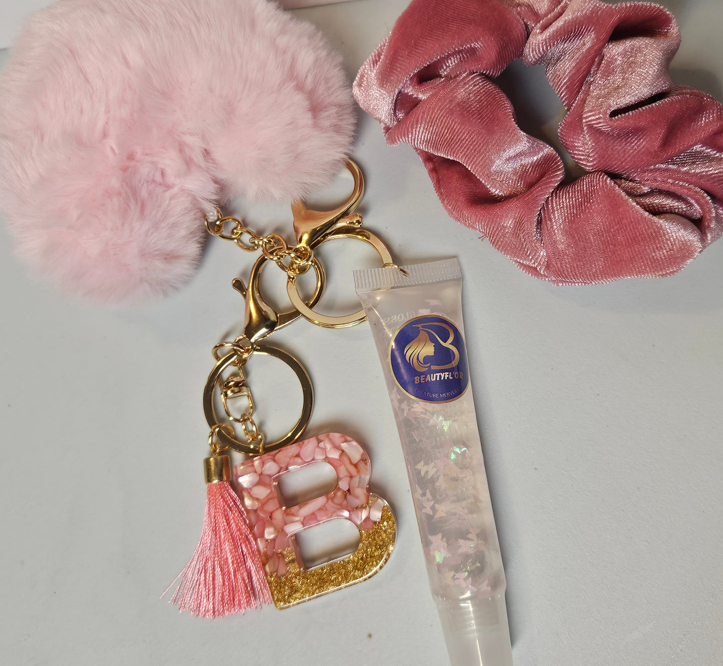 Portes clés colorées + lips gloss lettre A-Z + elastique à cheveux+ pompon doux