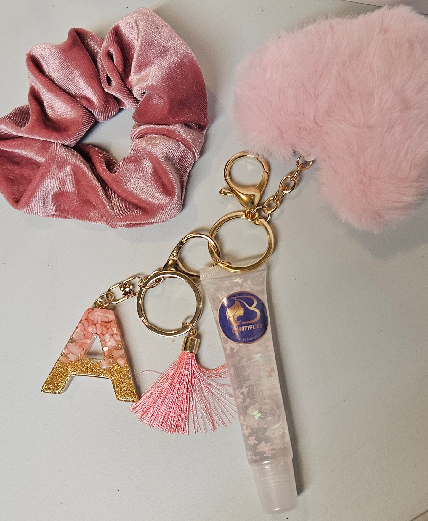 Portes clés colorées + lips gloss lettre A-Z + elastique à cheveux+ pompon doux
