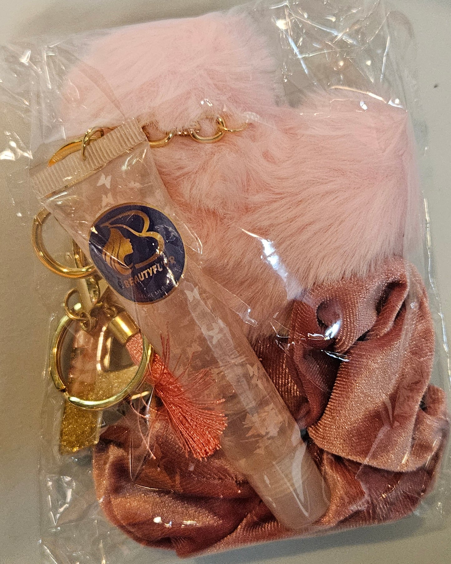 Portes clés colorées + lips gloss lettre A-Z + elastique à cheveux+ pompon doux