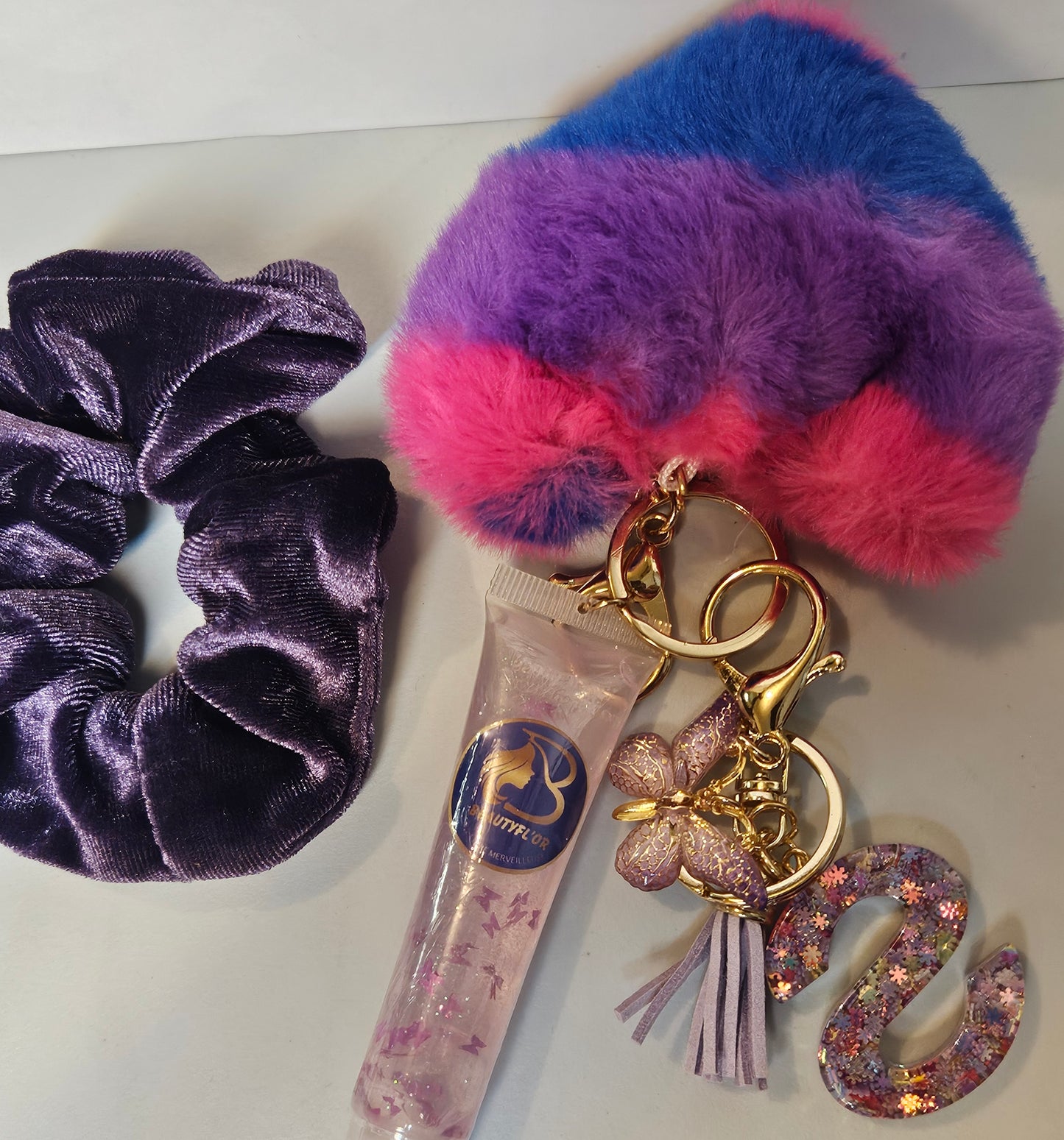 Portes clés colorées + lips gloss lettre A-Z + elastique à cheveux+ pompon doux