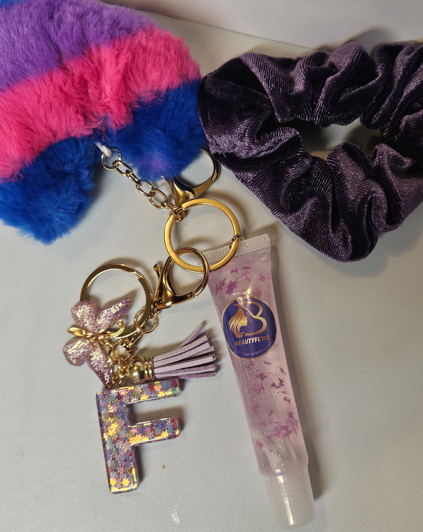 Portes clés colorées + lips gloss lettre A-Z + elastique à cheveux+ pompon doux