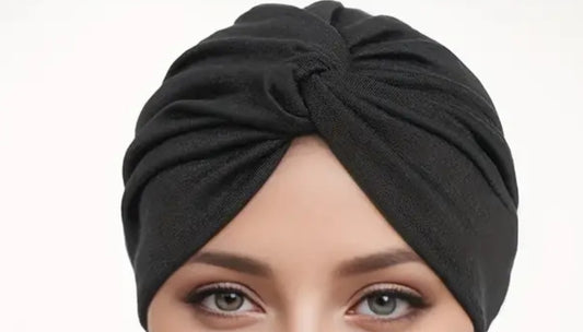 Bonnet en satin à sortie